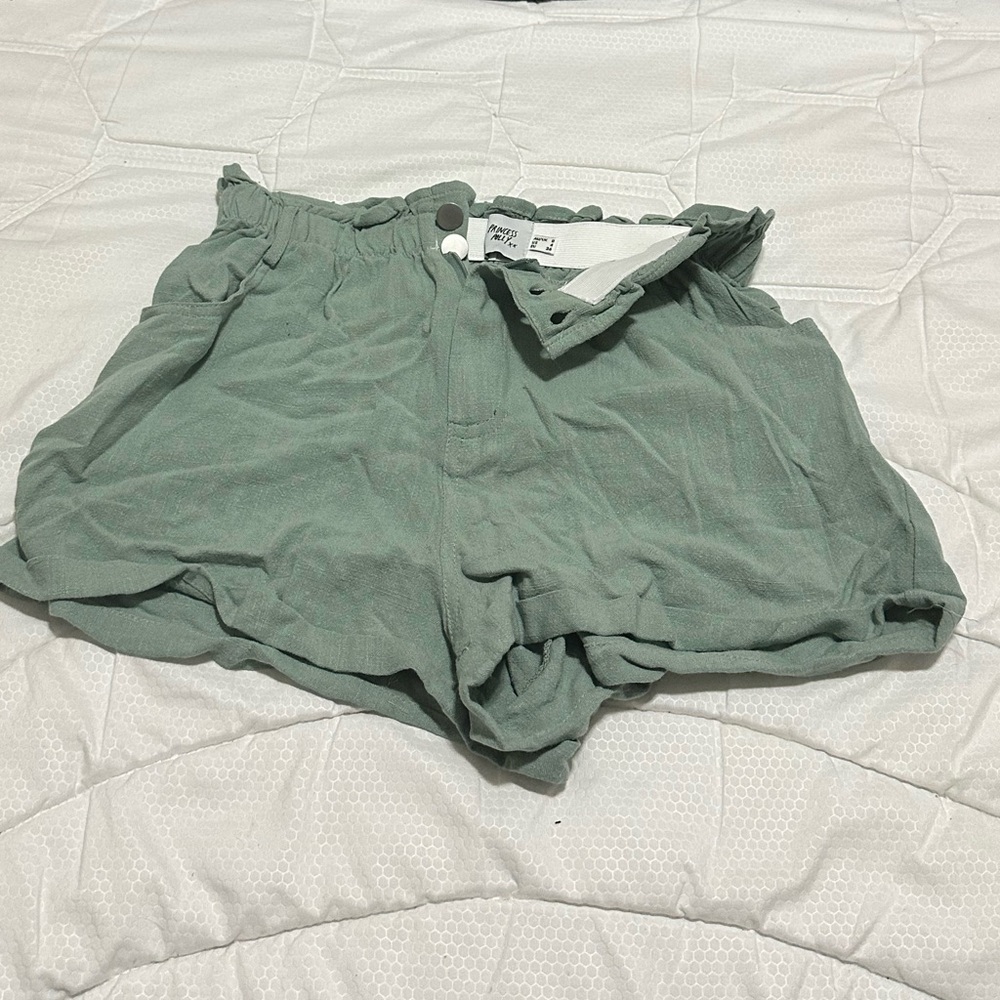 Princess Polly
Green Shorts
Size Small US4